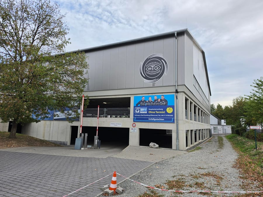 Sport-/Werkhalle Bad Homburg 2022, Sandwichelemente Dach und Wand mit Polycarbonat-Lichtpaneelen